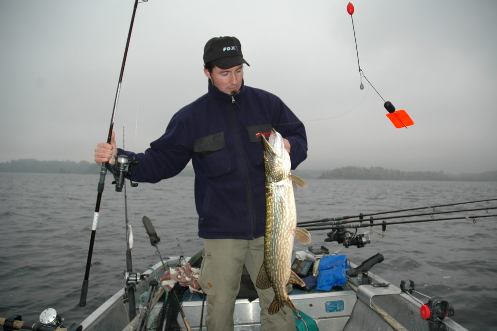 Ei 6-kilos gjedde tatt ved fiske med seildupp - Spennende forsommerfiske - Cato Bekkevold