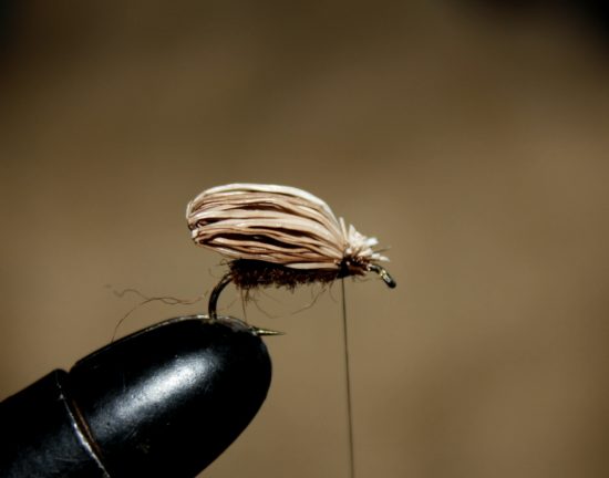 Klipp av elghårene rett foran trådsurringene. På dette stadiet har man faktisk ei ferdig vårflue, som egner seg godt på mindre kroker. Foto: Lasse Bøe