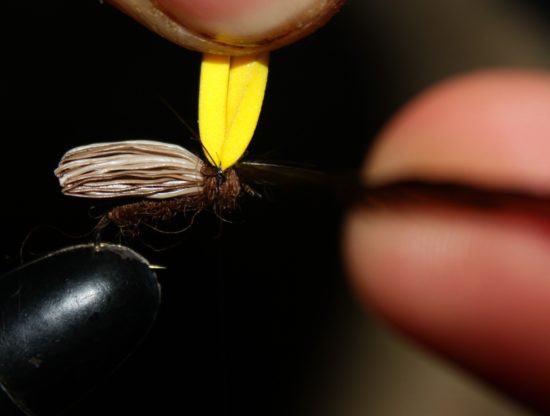 ... og vikle hackelfjæra rundt begge foamendene. Foto: Lasse Bøe