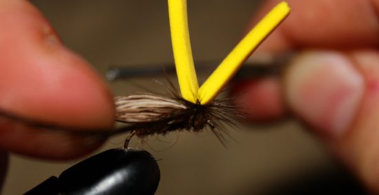 Med hackelfjæra mot deg, vinkle denne nedover samtidig som du med bindetråden binder hackelfjæra fast rundt foamen. Legg surringene horisontalt under fallskjermhackelet. Foto: Lasse Bøe