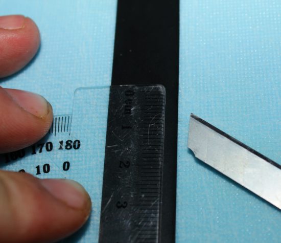 Dra elektriker-tapen rundt et skjærebrett, og mål opp ca 4mm bredde med en linjal. Foto: Lasse Bøe