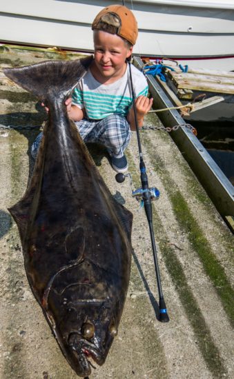 Ni år gamle Sander Hagen med kveita på hele 33 kilo. (Foto: Vilhelm Skilhagen)