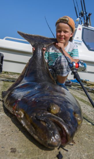 Ni år gamle Sander Hagen med kveita på hele 33 kilo. (Foto: Vilhelm Skilhagen)